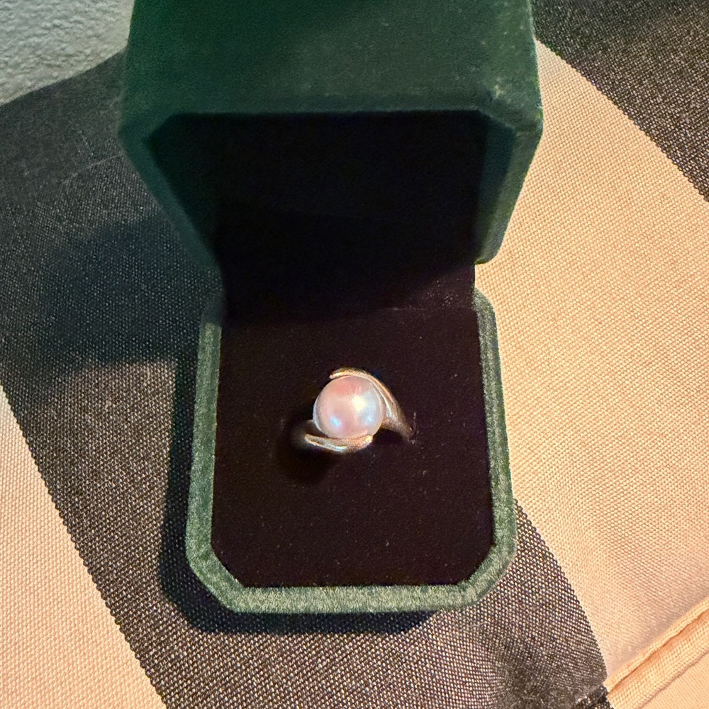 Elegant Pearl Accent Ring in Gold